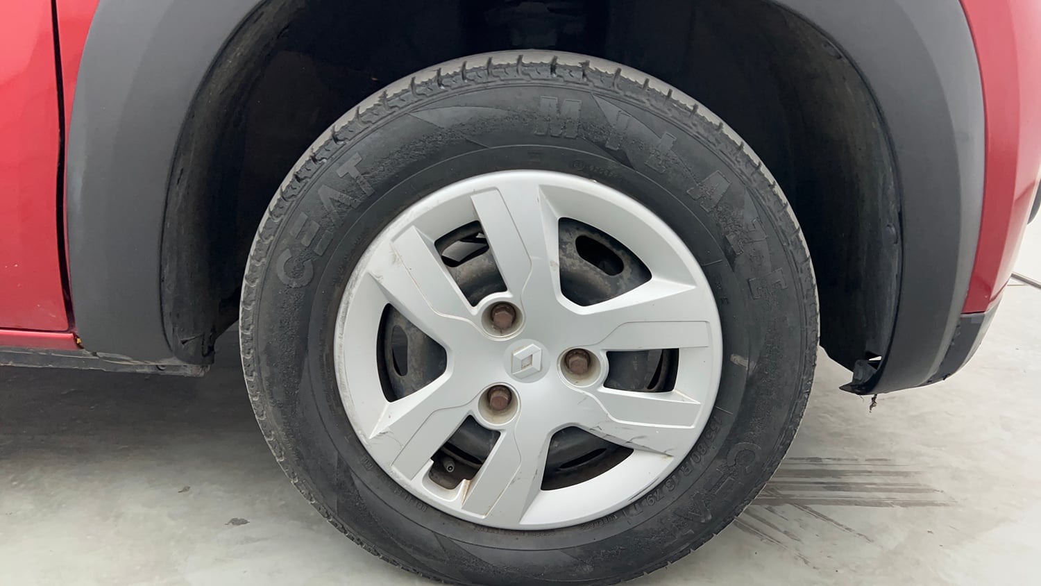 Used 2018 Renault Kwid 1.0 RXT AMT Petrol Automatic tyres RIGHT FRONT TYRE RIM VIEW