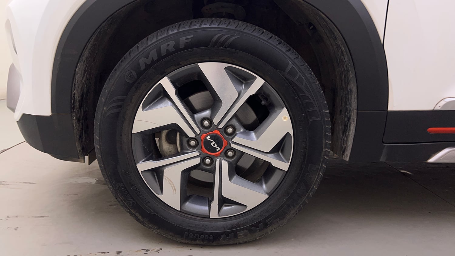 Used 2022 Kia Sonet Anniversary Edition 1.0 iMT Petrol Manual tyres LEFT FRONT TYRE RIM VIEW