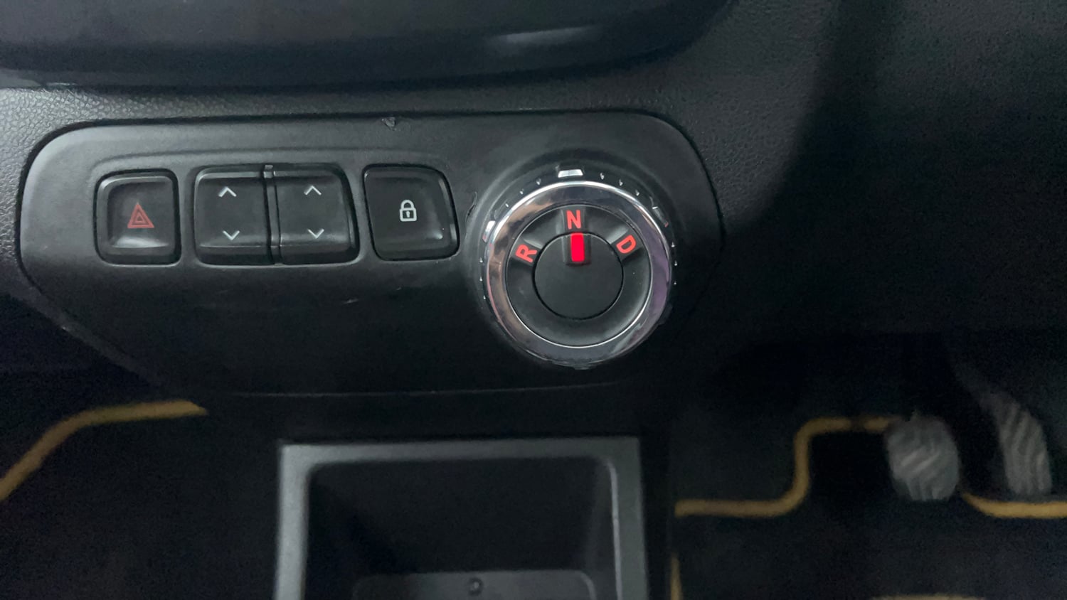 Used 2018 Renault Kwid 1.0 RXT AMT Petrol Automatic interior GEAR  KNOB VIEW