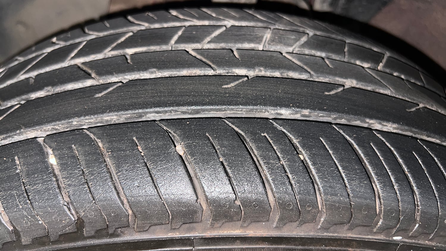Used 2023 Renault Kiger RXZ AMT Dual Tone Petrol Automatic tyres LEFT FRONT TYRE TREAD VIEW
