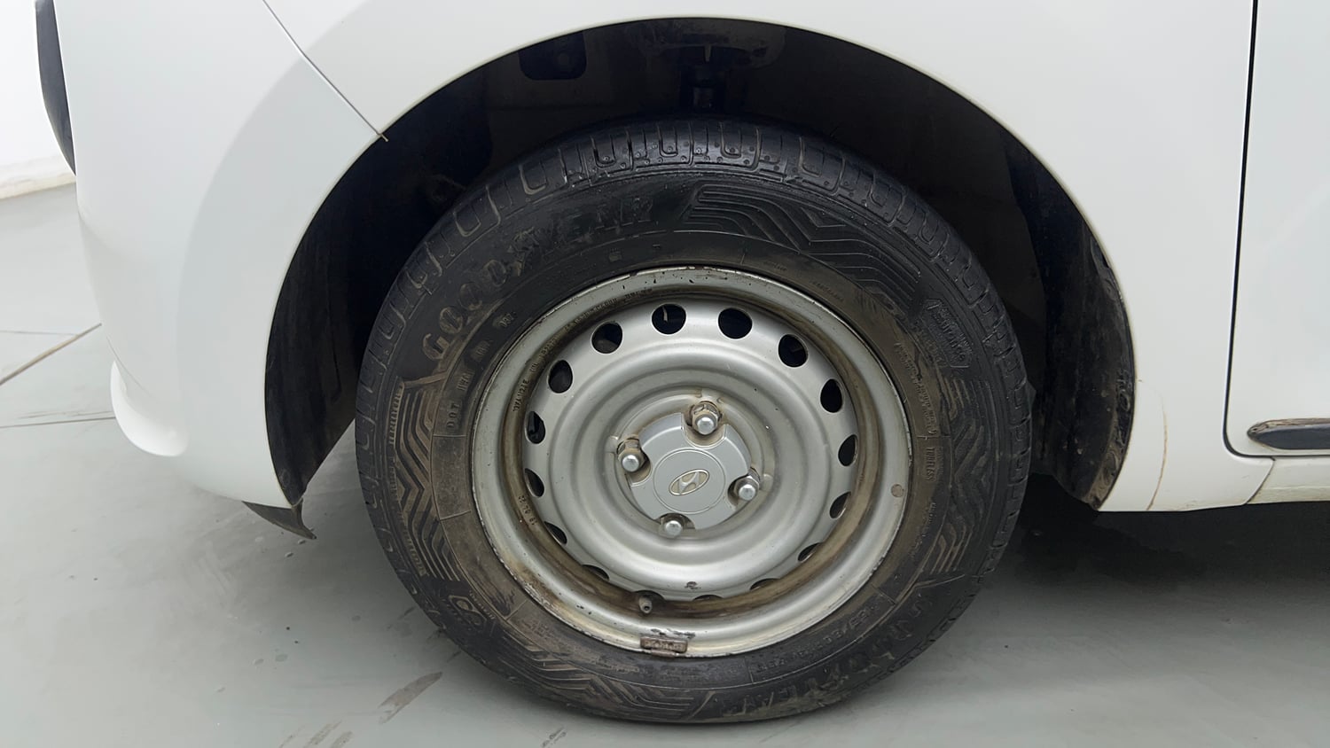 Used 2022 hyundai Santro Sportz Executive CNG Cng Manual tyres LEFT FRONT TYRE RIM VIEW