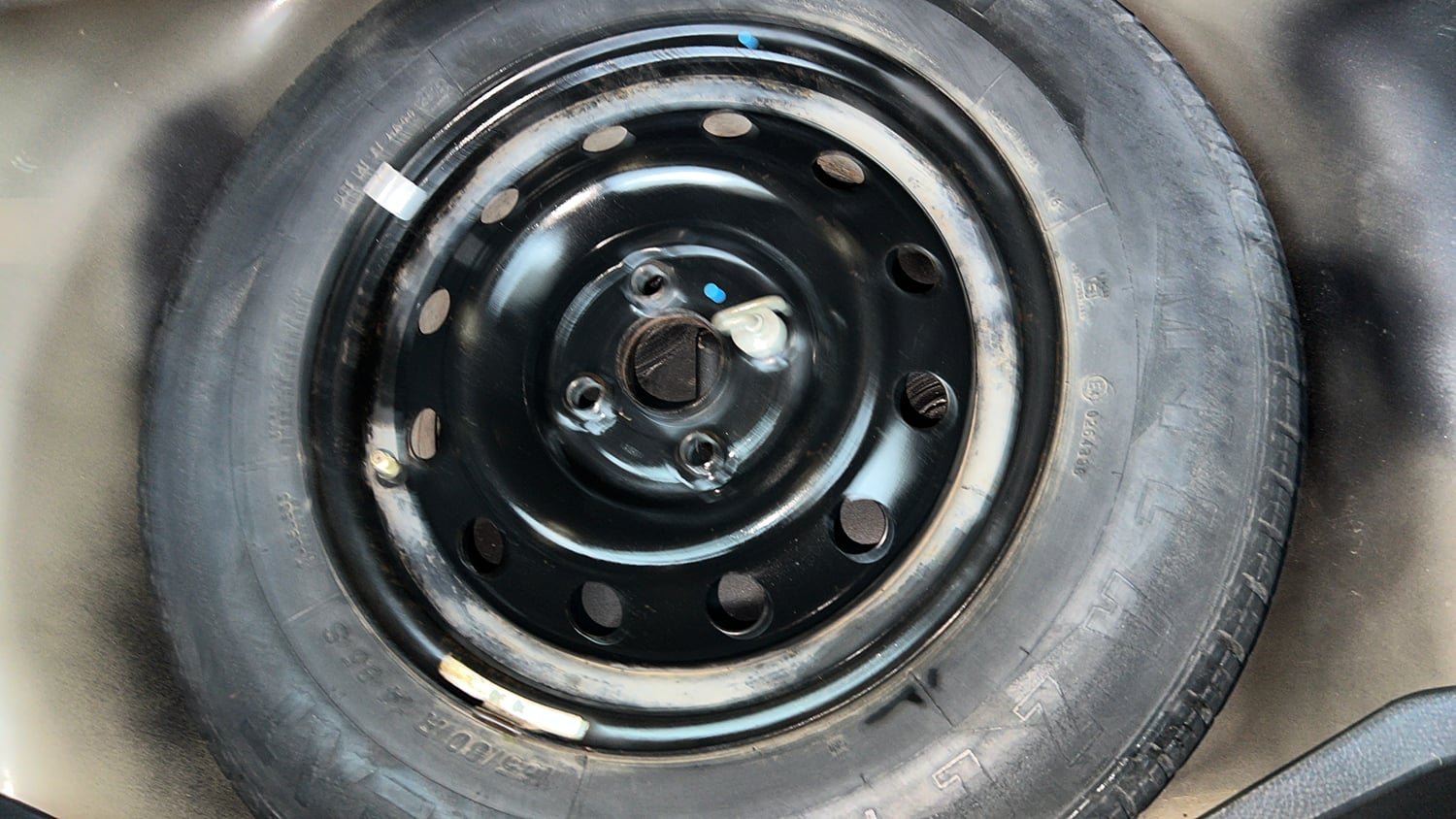 Used 2015 Maruti Suzuki Swift VXi Petrol Manual tyres SPARE TYRE VIEW