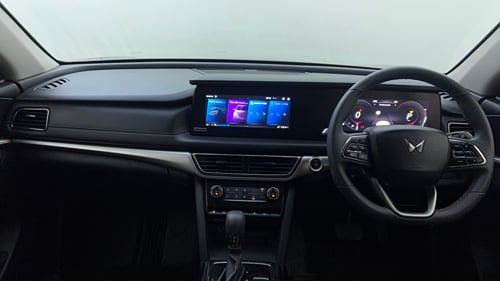 Used 2025 Mahindra XUV700 AX7 Luxury Pack Petrol AT 7 STR Petrol Automatic interior DASHBOARD VIEW