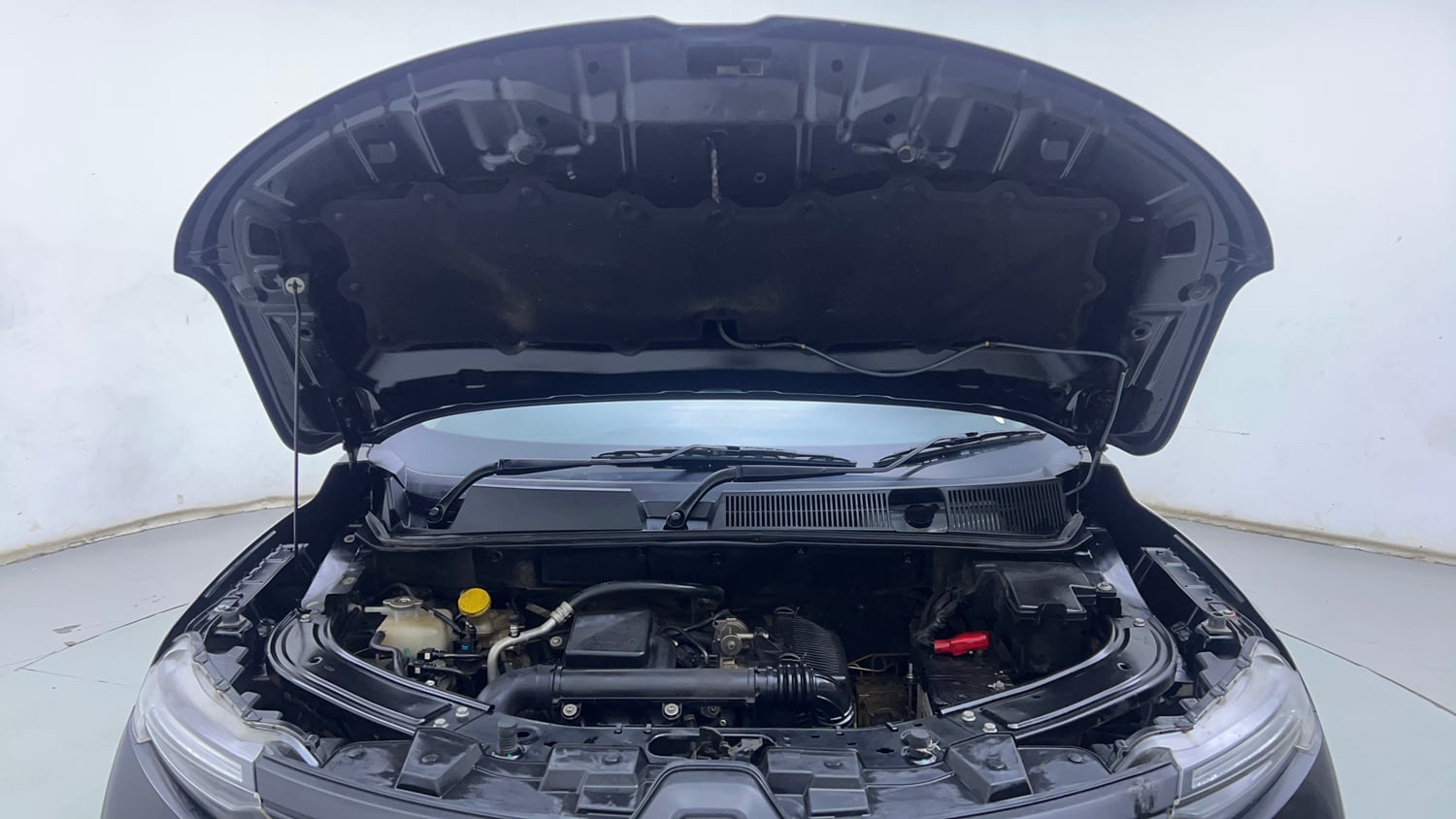 Used 2025 Renault Kiger RXL Petrol Manual engine ENGINE & BONNET OPEN FRONT VIEW