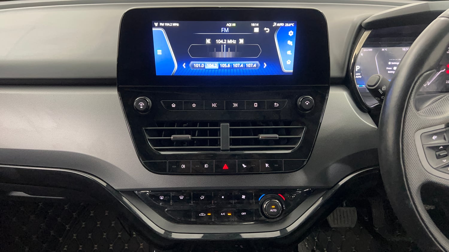 Used 2022 Tata Safari XZA Plus 6 S Dark Edition Diesel Automatic interior MUSIC SYSTEM & AC CONTROL VIEW