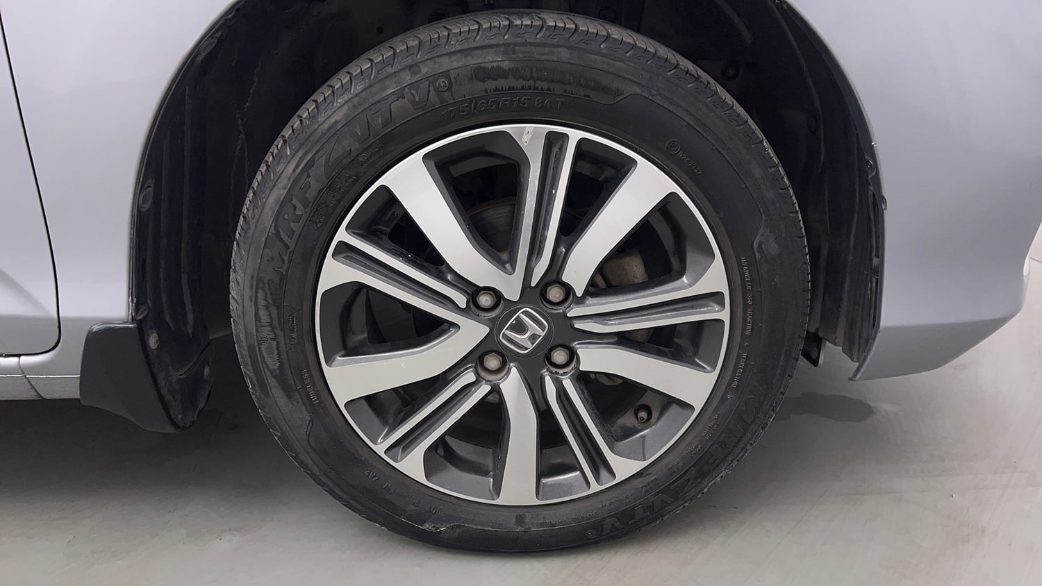 Used 2023 Honda Amaze VX CVT 1.2 Petrol Petrol Automatic tyres RIGHT FRONT TYRE RIM VIEW