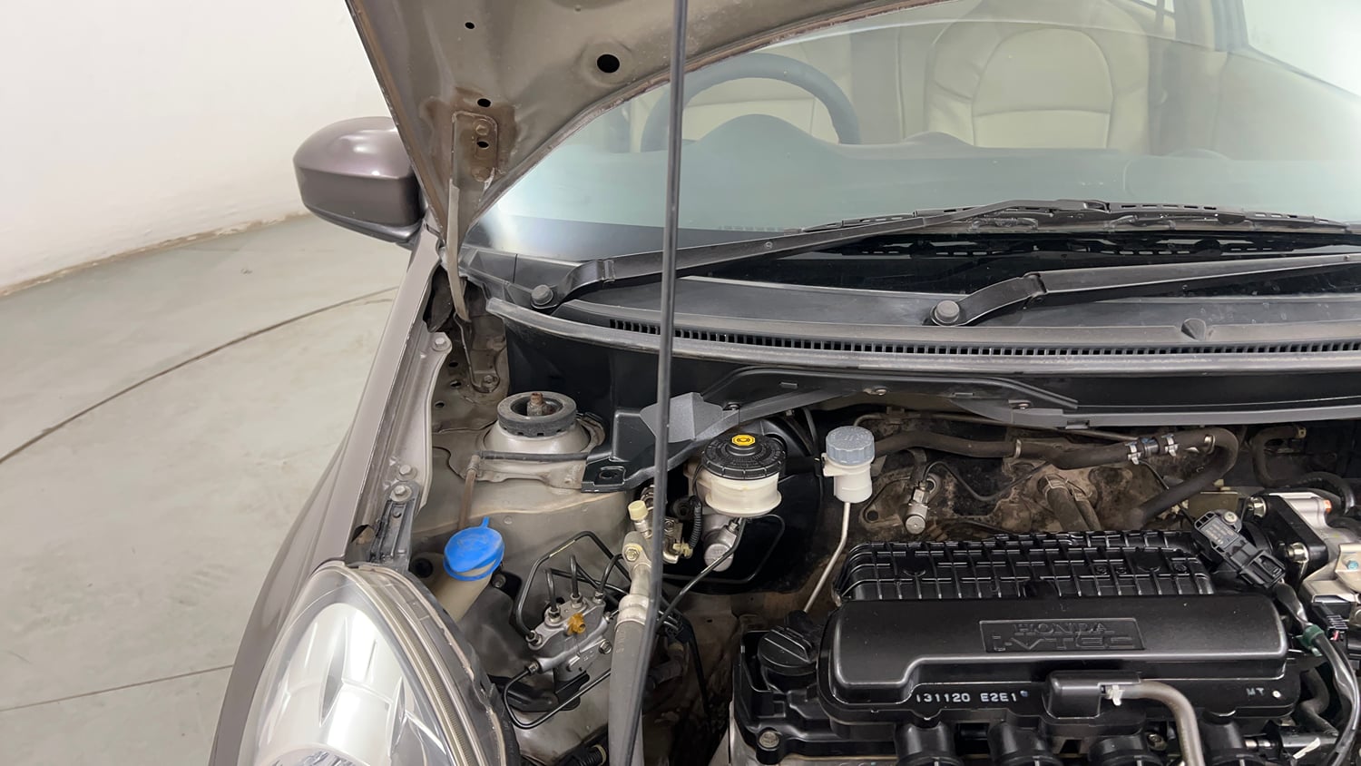 Used 2013 Honda Brio S MT Petrol Manual engine ENGINE RIGHT SIDE HINGE & APRON VIEW