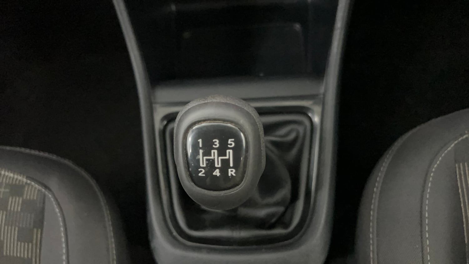 Used 2023 Tata Punch Camo Accomplished MT Petrol Manual interior GEAR  KNOB VIEW