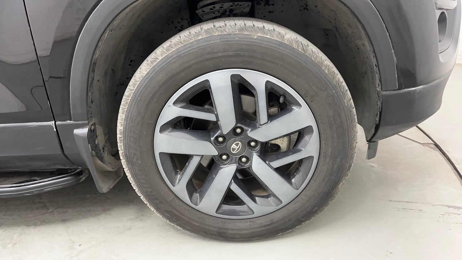 Used 2022 Tata Safari XZA Plus 6 S Dark Edition Diesel Automatic tyres RIGHT FRONT TYRE RIM VIEW