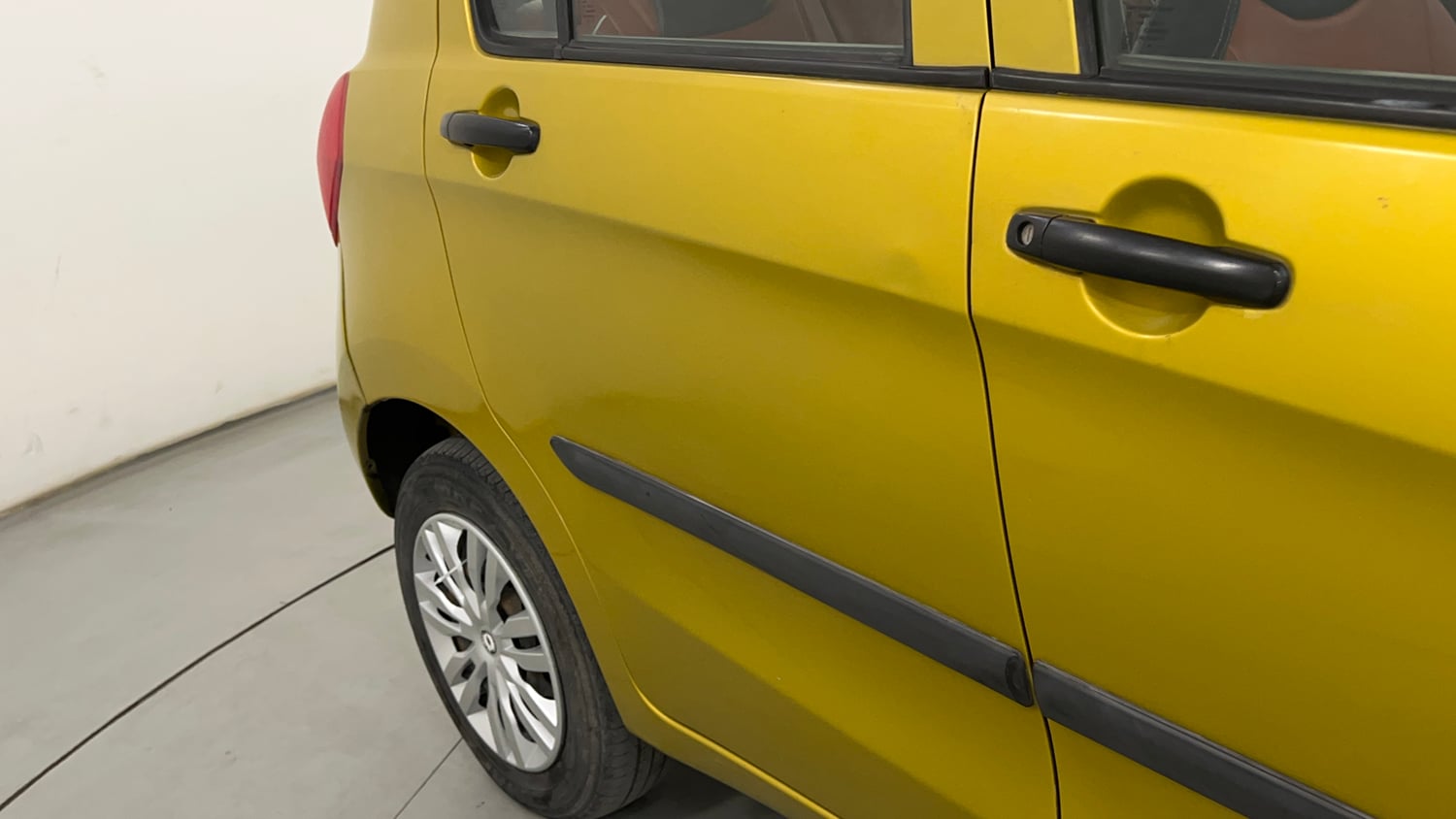Used 2015 Maruti Suzuki Celerio VXi AMT Petrol Automatic dents MINOR SCRATCH