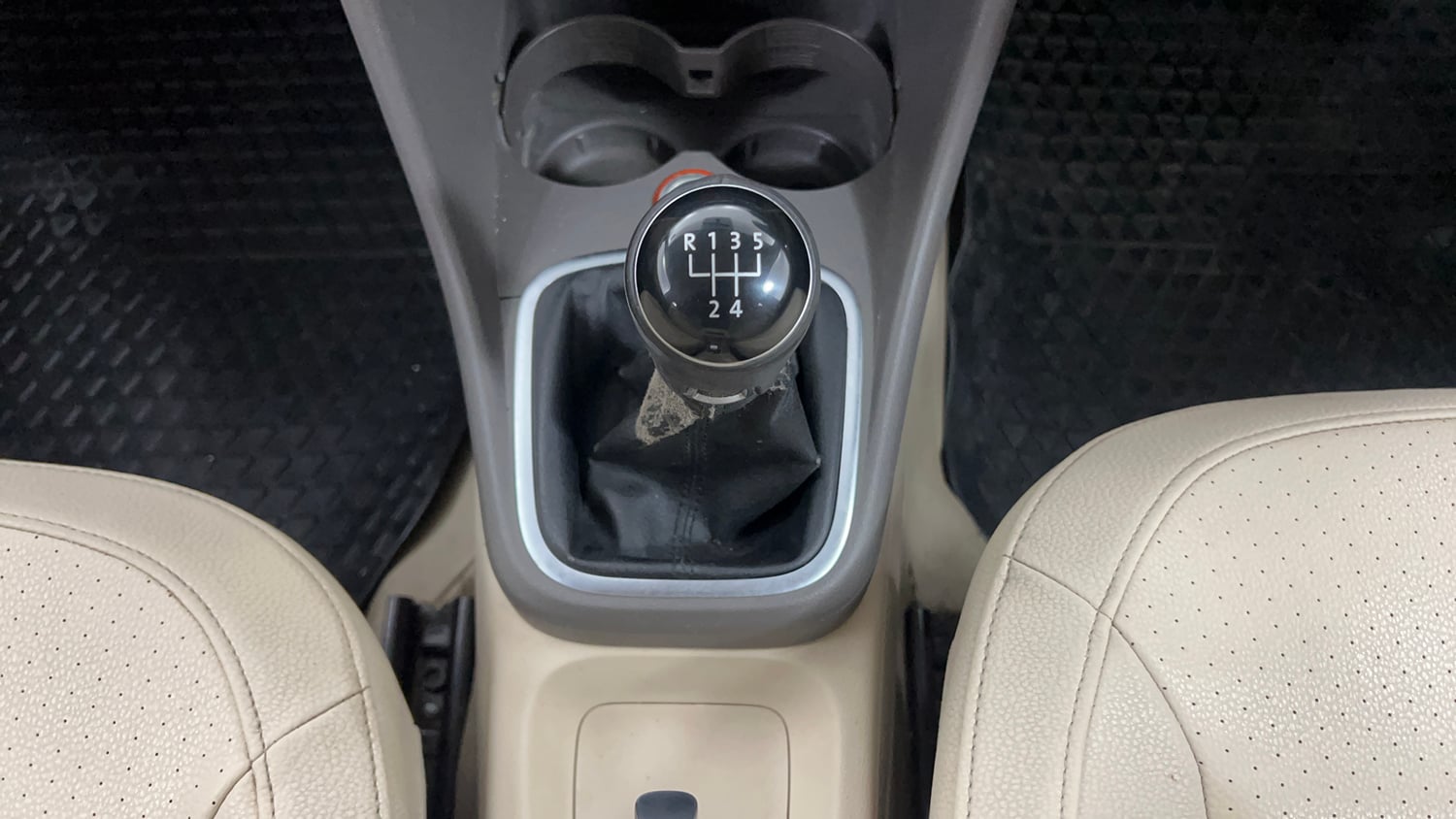 Used 2013 Volkswagen Vento Highline Petrol Petrol Manual interior GEAR  KNOB VIEW