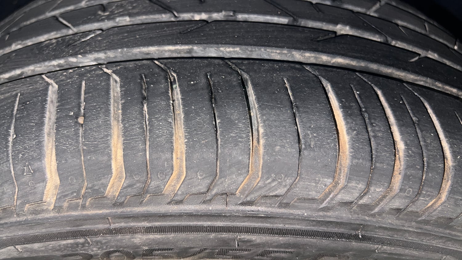 Used 2023 Volkswagen Virtus Highline 1.0 TSI MT Petrol Manual tyres RIGHT FRONT TYRE TREAD VIEW