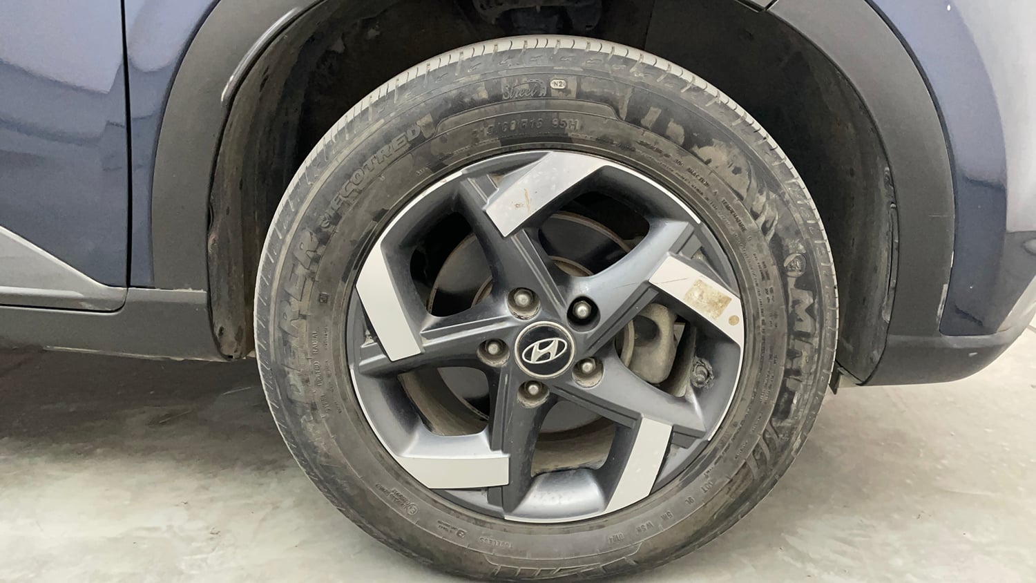 Used 2020 Hyundai Venue SX 1.5 CRDi Diesel Manual tyres RIGHT FRONT TYRE RIM VIEW