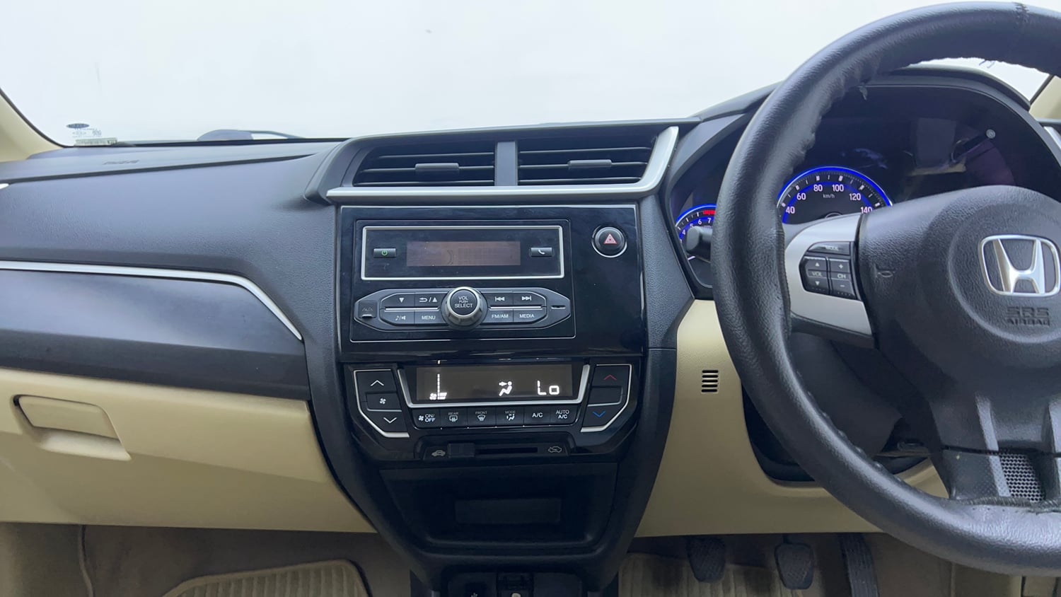 Used 2016 Honda Amaze 1.2 SX i-VTEC Petrol Manual interior MUSIC SYSTEM & AC CONTROL VIEW