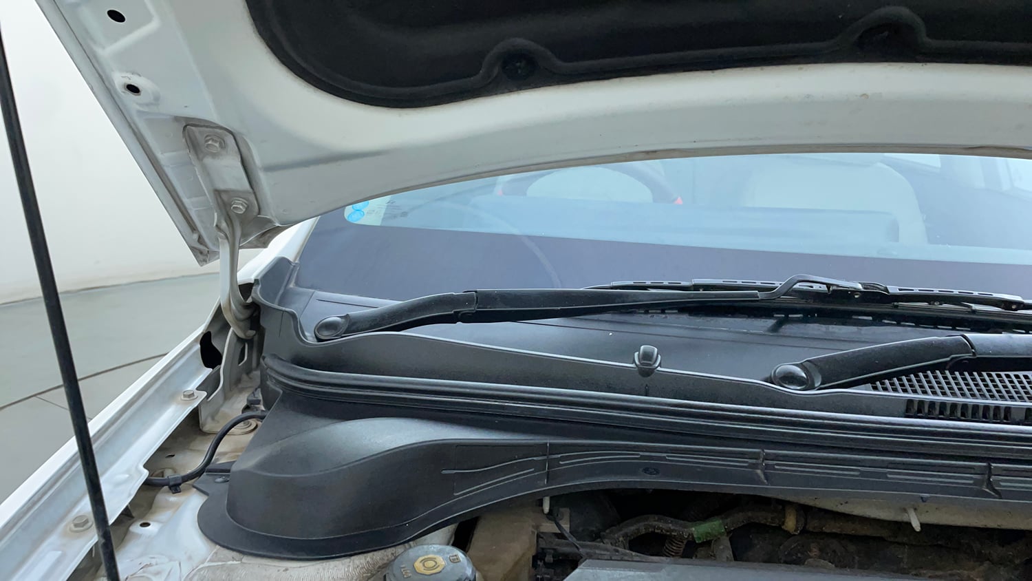 Used 2023 Hyundai Verna SX 1.5 Petrol MT Petrol Manual engine ENGINE RIGHT SIDE HINGE & APRON VIEW