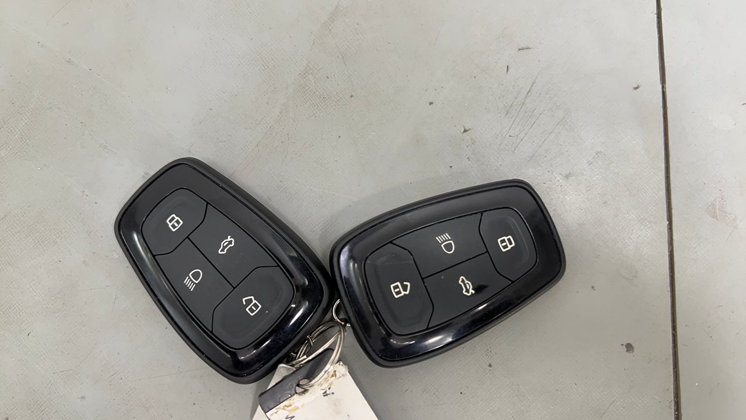 Used 2022 Tata Safari XZA Plus 6 S Dark Edition Diesel Automatic extra CAR KEY VIEW