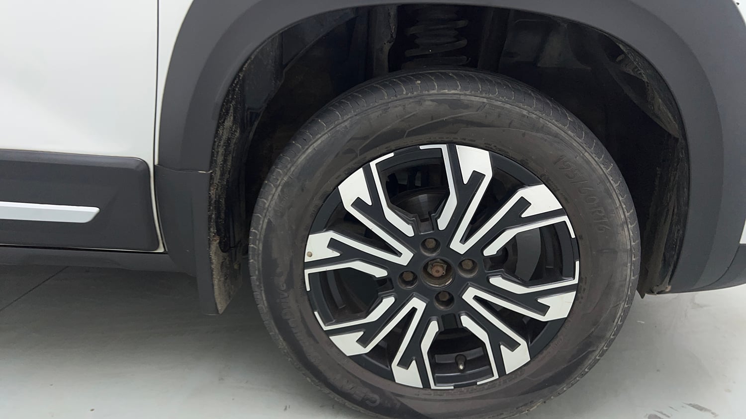 Used 2022 Renault Kiger RXZ 1.0 Turbo MT Petrol Manual tyres RIGHT FRONT TYRE RIM VIEW