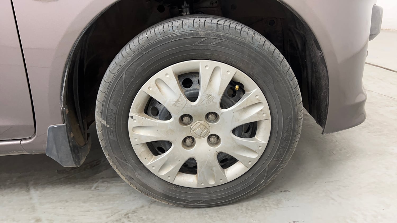 Used 2013 Honda Brio S MT Petrol Manual tyres RIGHT FRONT TYRE RIM VIEW