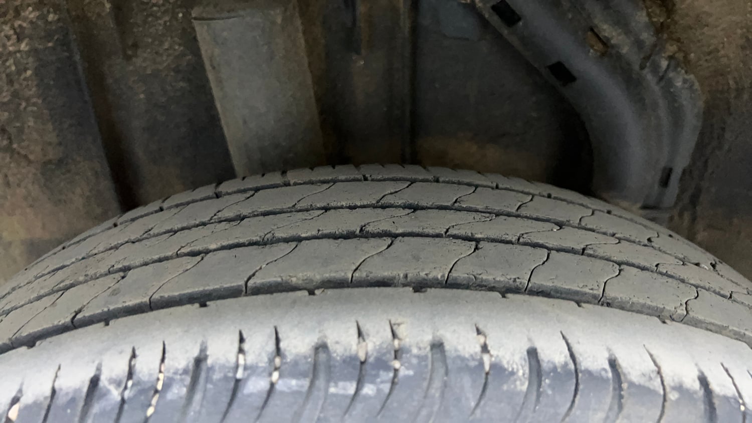 Used 2025 Renault Kiger RXL Petrol Manual tyres RIGHT REAR TYRE TREAD VIEW