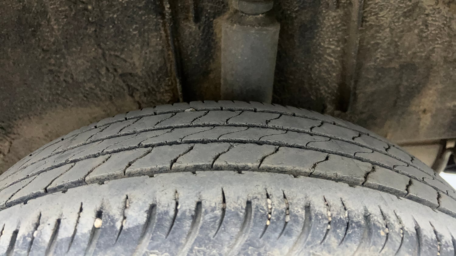 Used 2025 Renault Kiger RXL Petrol Manual tyres LEFT REAR TYRE TREAD VIEW