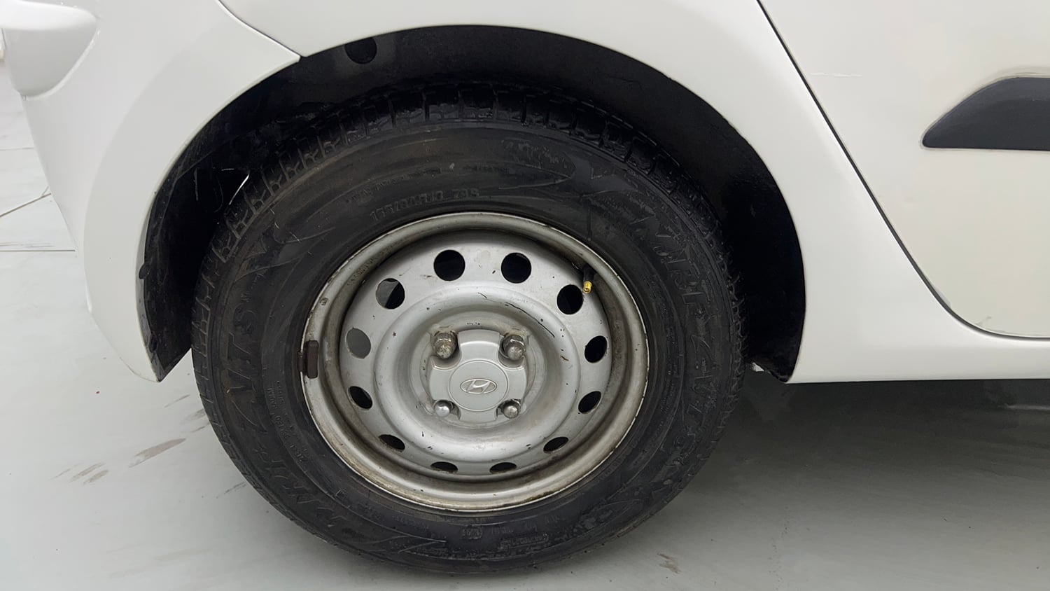Used 2015 Hyundai i10 Magna 1.1 iRDE2 Petrol Manual tyres RIGHT REAR TYRE RIM VIEW