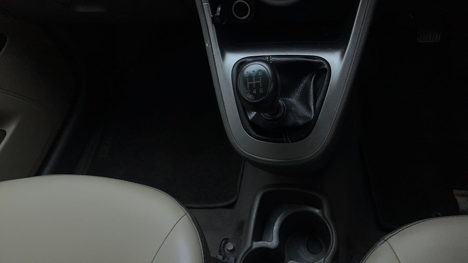 Used 2015 Hyundai i10 Magna 1.1 iRDE2 Petrol Manual interior GEAR  KNOB VIEW