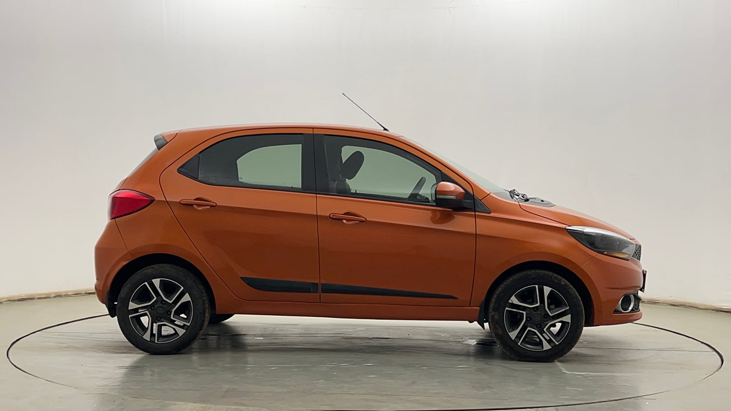 Used 2019 Tata Tiago Revotron XZ Plus Petrol Manual exterior RIGHT SIDE VIEW