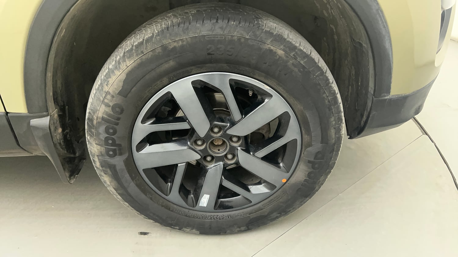 Used 2022 Tata Harrier Kaziranga XZA Plus Diesel Automatic tyres RIGHT FRONT TYRE RIM VIEW