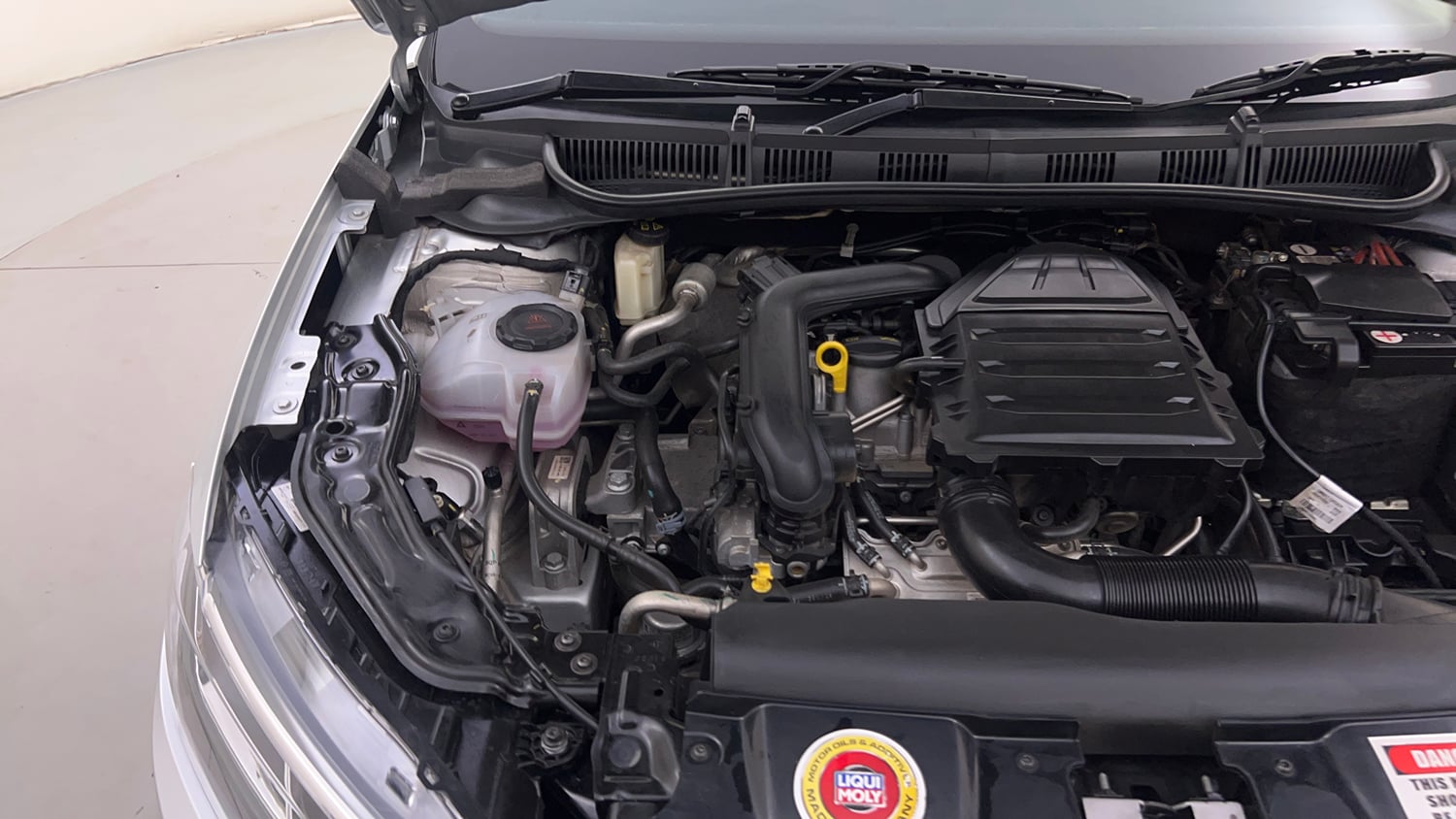 Used 2023 Volkswagen Virtus Highline 1.0 TSI MT Petrol Manual engine ENGINE RIGHT SIDE HINGE & APRON VIEW