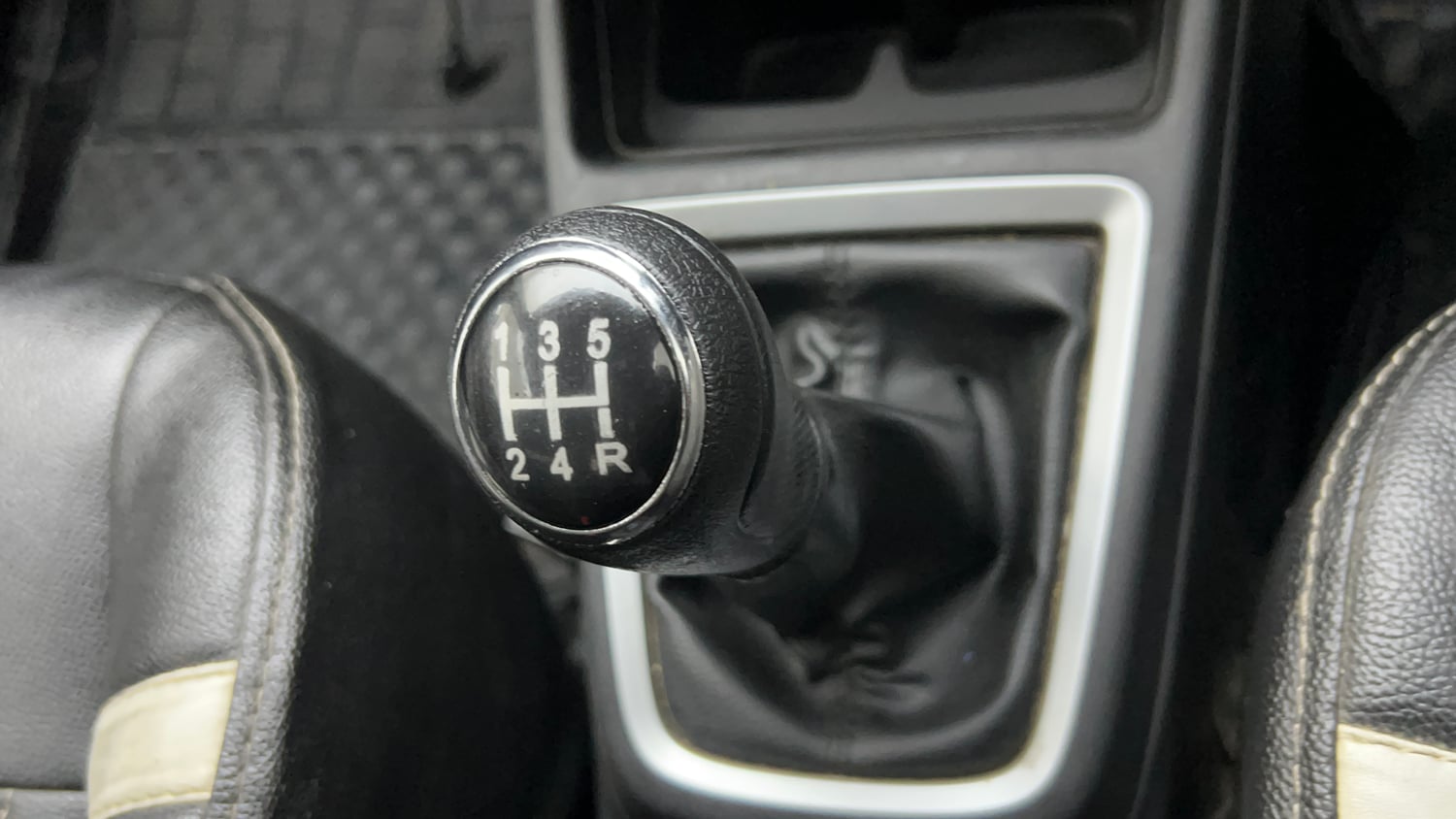 Used 2020 Maruti Suzuki Swift LXi Petrol Manual interior GEAR  KNOB VIEW