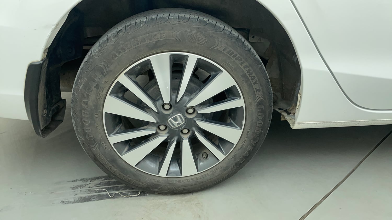 Used 2024 Honda City V Petrol MT Petrol Manual tyres RIGHT REAR TYRE RIM VIEW