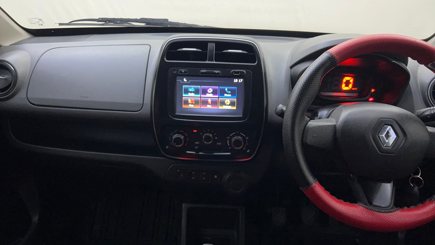 Used 2018 Renault Kwid 1.0 RXT Petrol Manual interior MUSIC SYSTEM & AC CONTROL VIEW