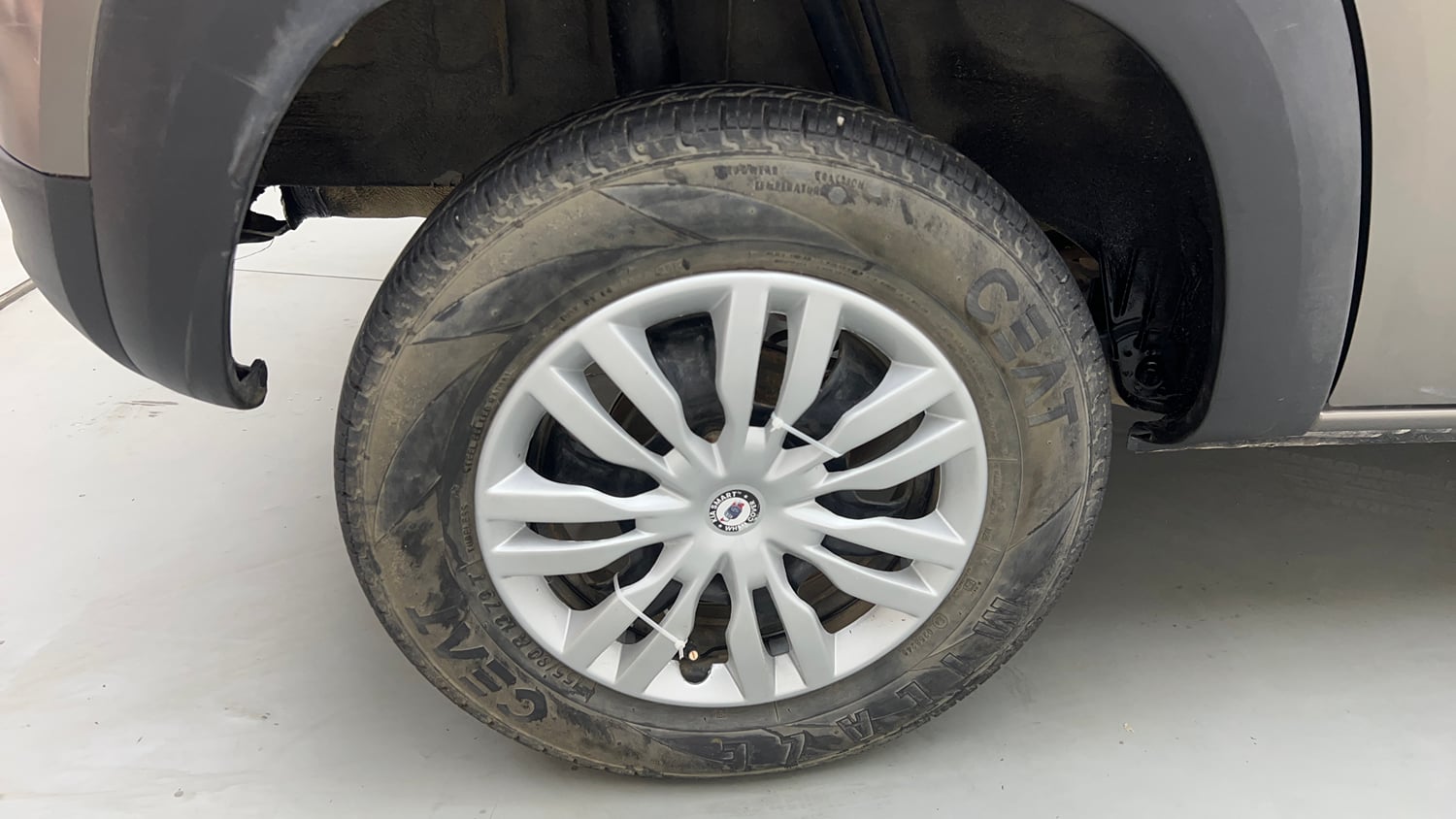 Used 2020 Renault Kwid CLIMBER 1.0 AMT Petrol Automatic tyres RIGHT REAR TYRE RIM VIEW