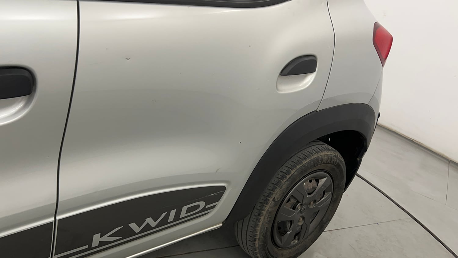 Used 2019 Renault Kwid 1.0 RXT AMT Opt Petrol Automatic dents MINOR DENT