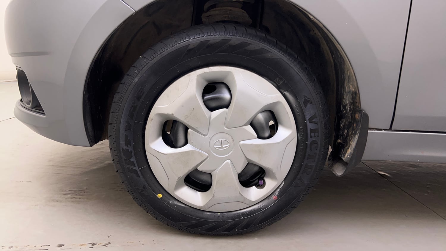 Used 2018 Tata Tigor Revotron XTA Petrol Automatic tyres LEFT FRONT TYRE RIM VIEW