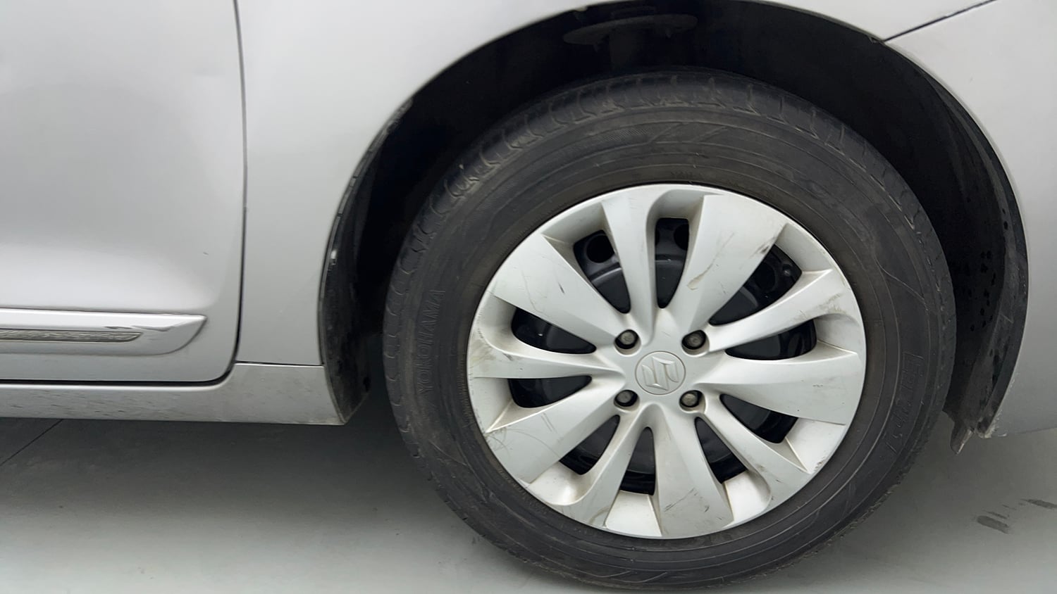 Used 2016 Maruti Suzuki Baleno Delta 1.2 AT Petrol Automatic tyres RIGHT FRONT TYRE RIM VIEW