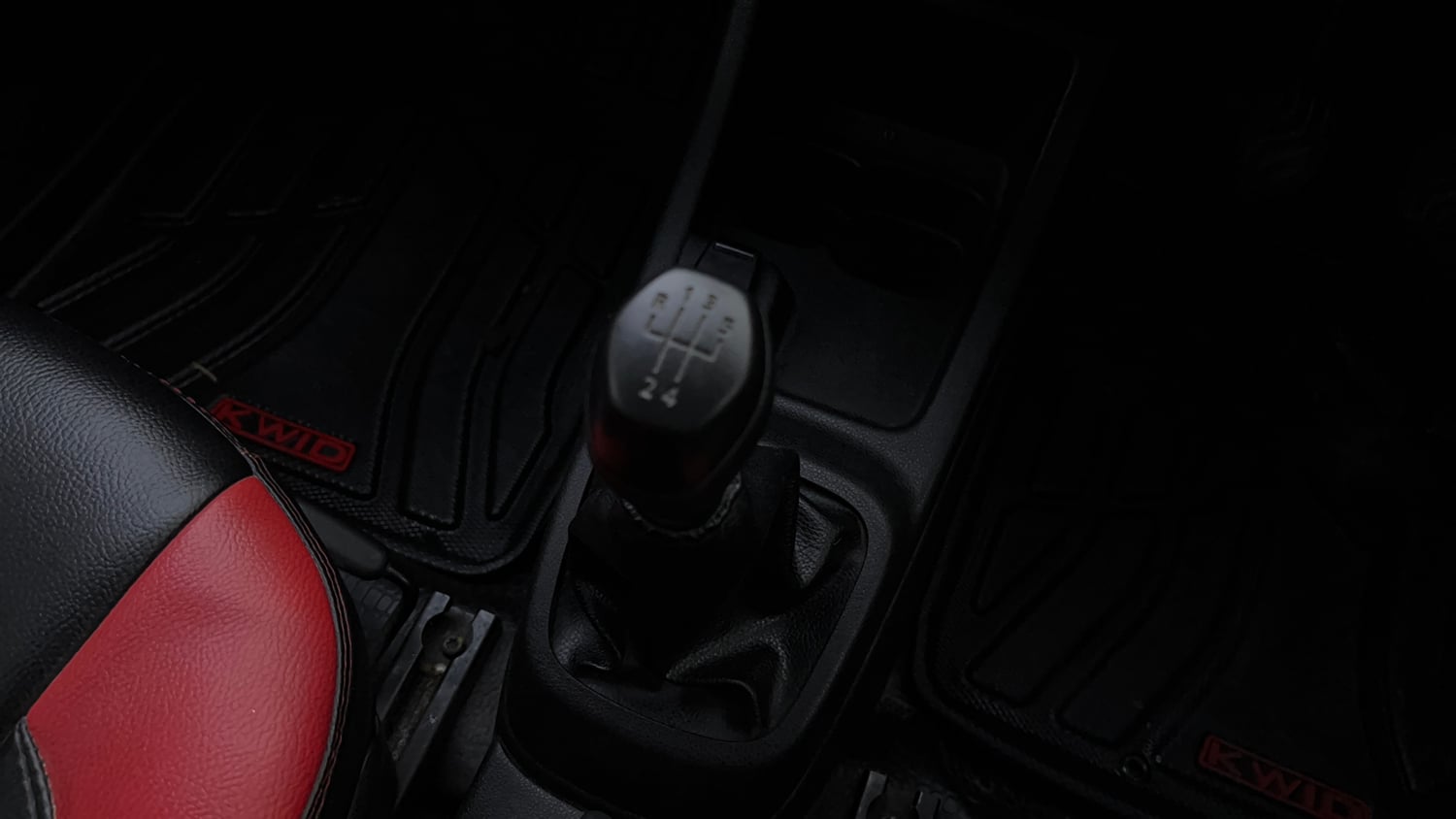 Used 2018 Renault Kwid 1.0 RXT Petrol Manual interior GEAR  KNOB VIEW