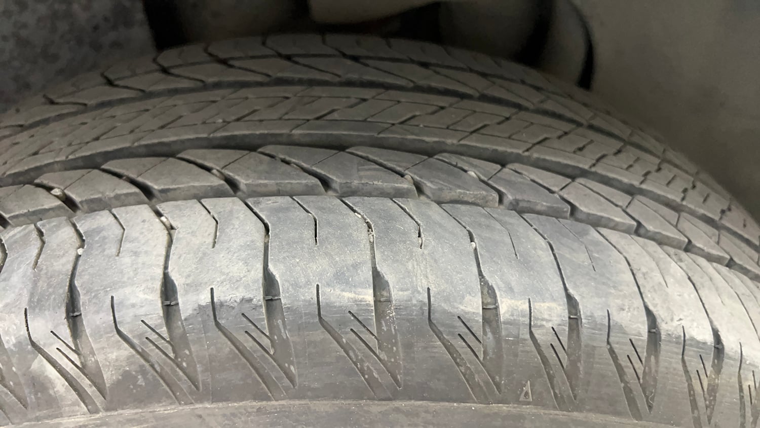 Used 2022 Tata Safari XZA Plus 6 S Dark Edition Diesel Automatic tyres RIGHT REAR TYRE TREAD VIEW