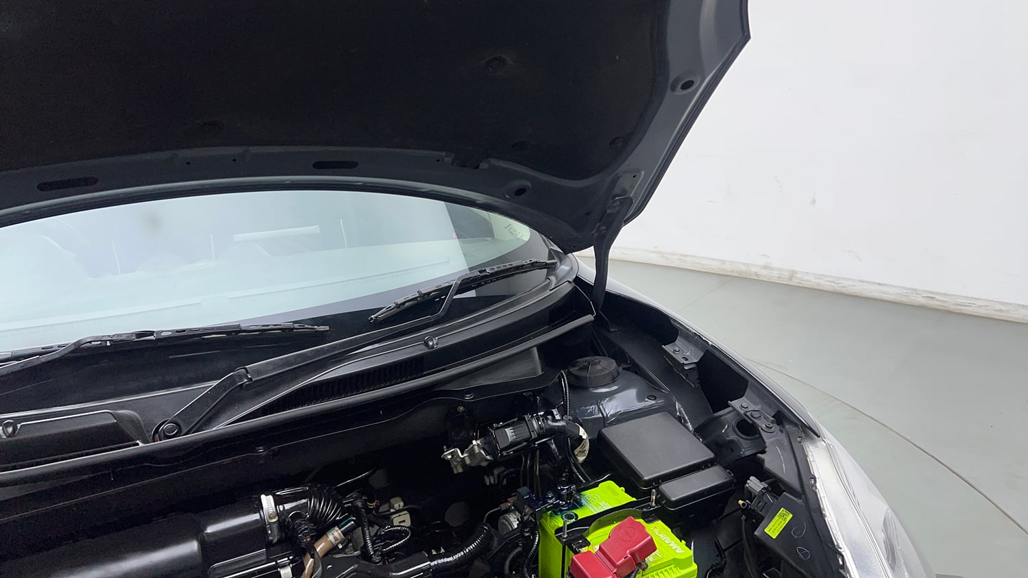 Used 2019 Maruti Suzuki Swift LXi Petrol Manual engine ENGINE LEFT SIDE HINGE & APRON VIEW