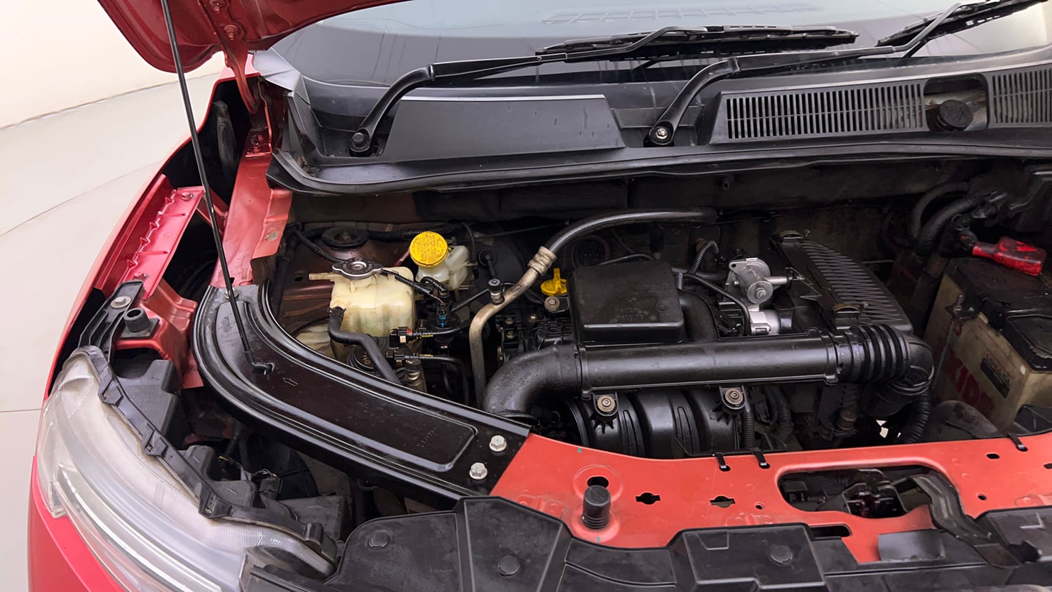 Used 2023 Renault Kiger RXZ AMT Dual Tone Petrol Automatic engine ENGINE RIGHT SIDE HINGE & APRON VIEW