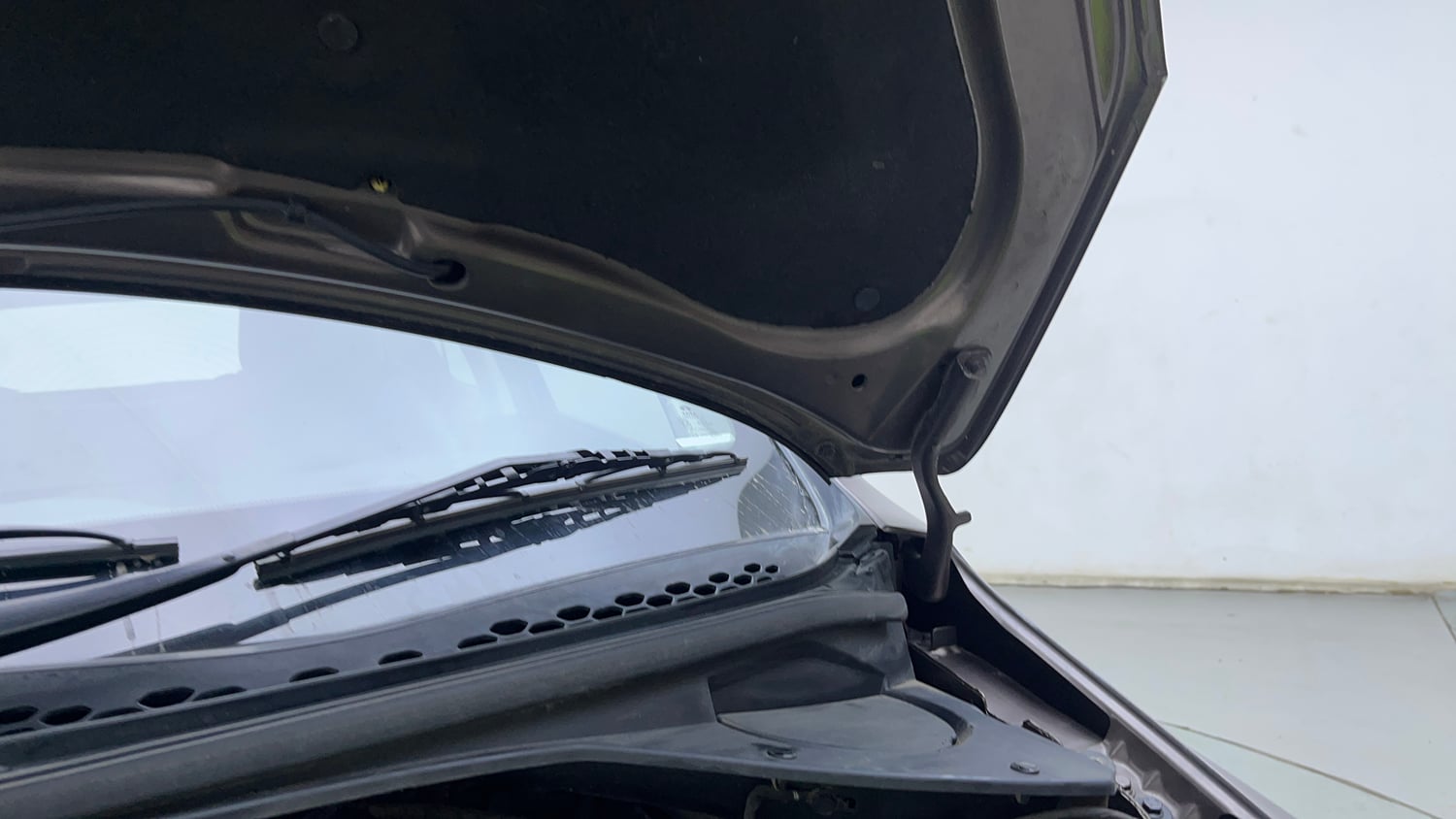 Used 2016 Tata Tiago Revotron XZ Petrol Manual engine ENGINE LEFT SIDE HINGE & APRON VIEW