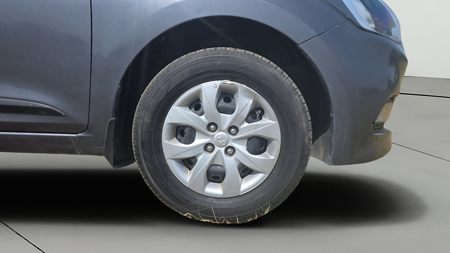 Used 2017 Hyundai Elite i20 Sportz 1.2 Petrol Manual tyres RIGHT FRONT TYRE RIM VIEW