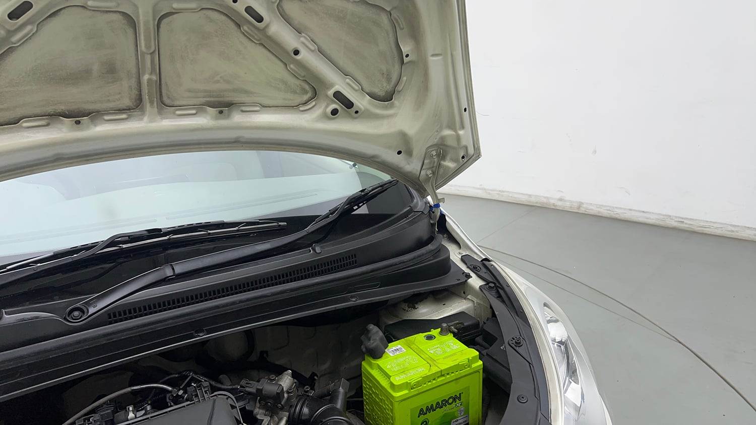 Used 2015 Hyundai i10 Magna 1.1 iRDE2 Petrol Manual engine ENGINE LEFT SIDE HINGE & APRON VIEW