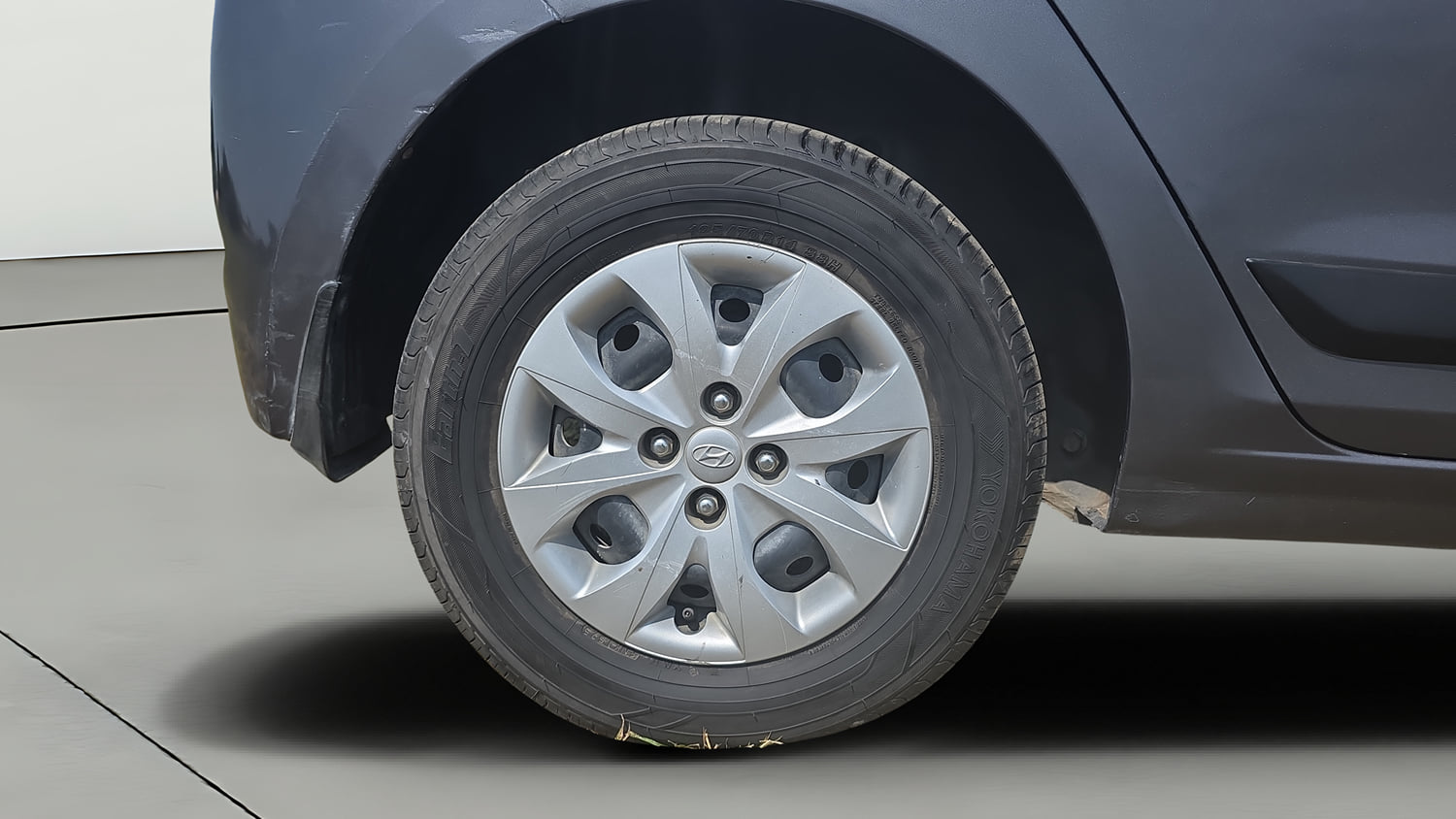 Used 2017 Hyundai Elite i20 Sportz 1.2 Petrol Manual tyres RIGHT REAR TYRE RIM VIEW