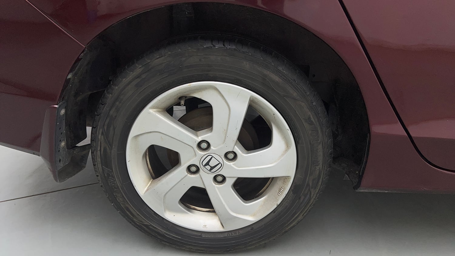 Used 2015 Honda City V Petrol Manual tyres RIGHT REAR TYRE RIM VIEW