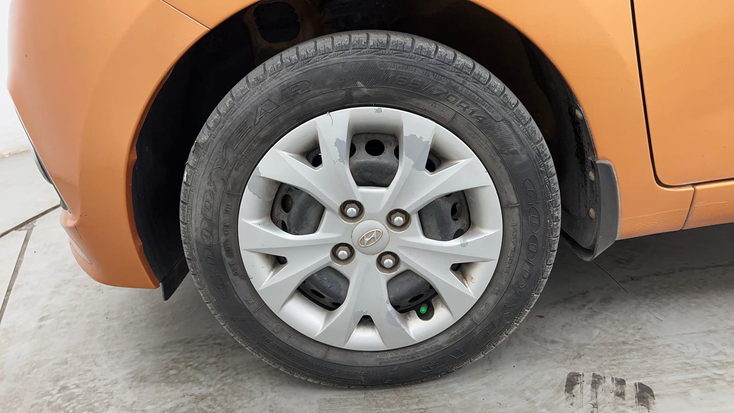Used 2016 Hyundai Grand i10 Magna 1.2 Kappa VTVT Petrol Manual tyres LEFT FRONT TYRE RIM VIEW