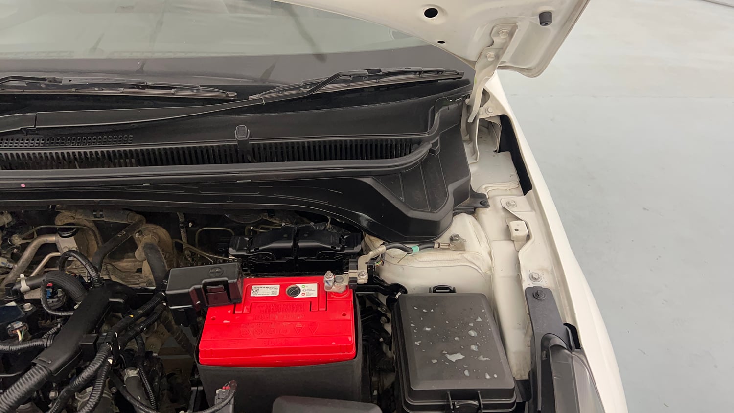 Used 2023 Hyundai i20 Sportz 1.2 MT Petrol Manual engine ENGINE LEFT SIDE HINGE & APRON VIEW