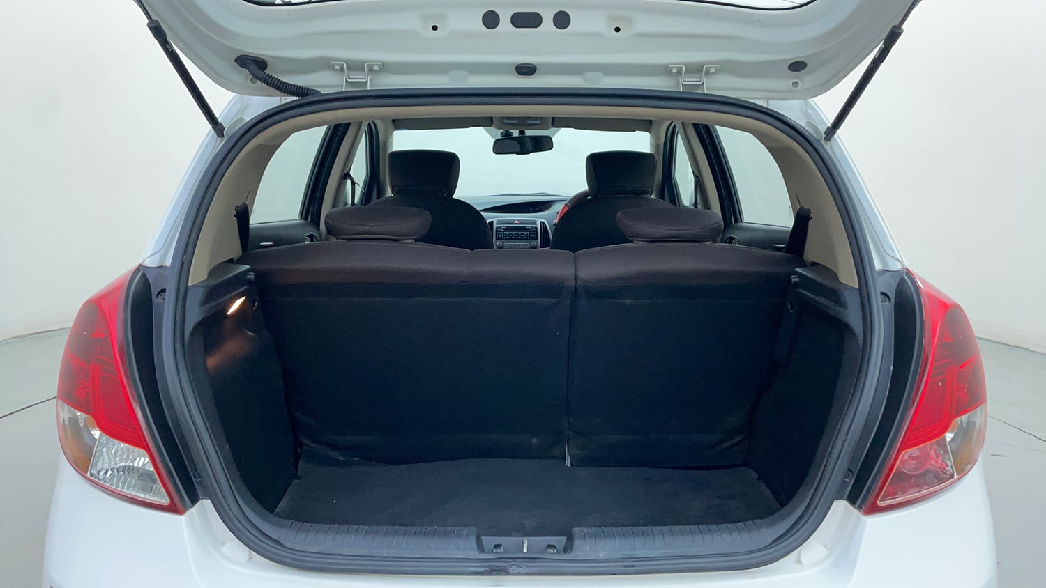 Used 2013 Hyundai i20 Sportz 1.2 Petrol Manual interior DICKY INSIDE VIEW