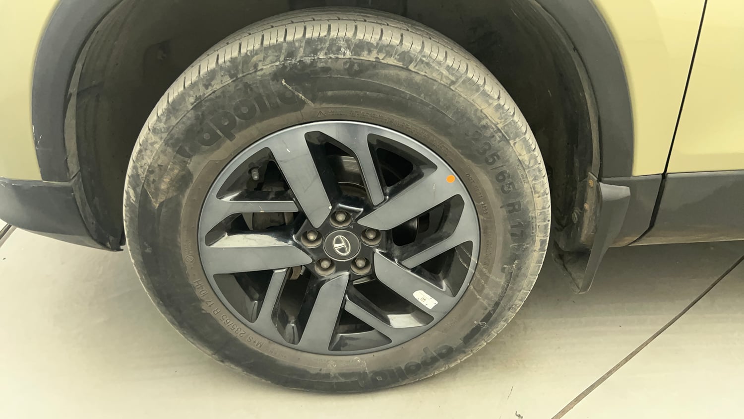 Used 2022 Tata Harrier Kaziranga XZA Plus Diesel Automatic tyres LEFT FRONT TYRE RIM VIEW