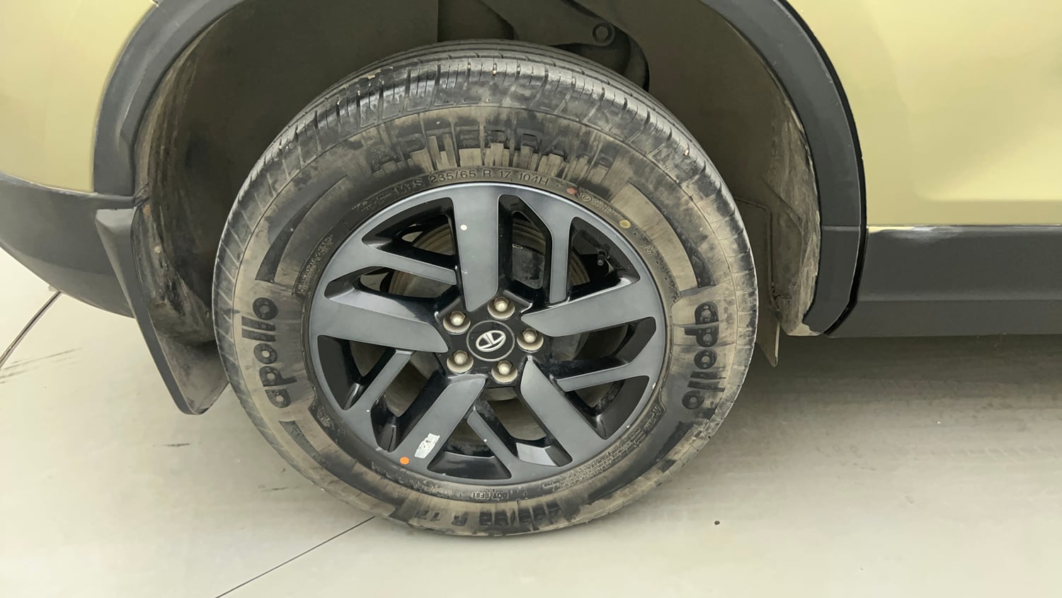 Used 2022 Tata Harrier Kaziranga XZA Plus Diesel Automatic tyres RIGHT REAR TYRE RIM VIEW